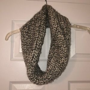 Gray/white knit scarf